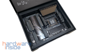 ASUS ROG CROSSHAIR X870E HERO_Verpackung_Verpackung offen.5.png