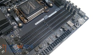 ASUS ROG CROSSHAIR X870E HERO_RAM-Slots.16.jpg