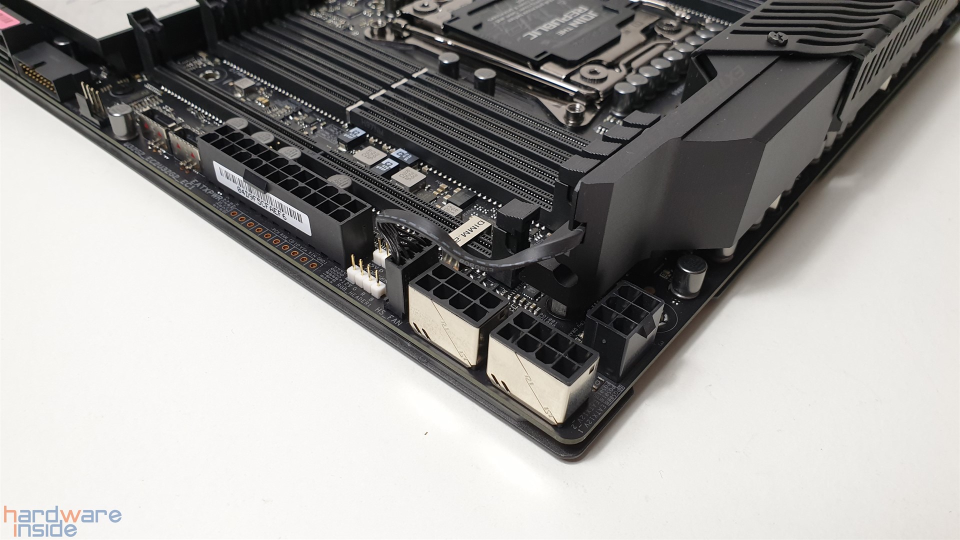 ASUS ROG RAMPAGE VI EXTREME ENCORE - Stromanschlüsse.jpg