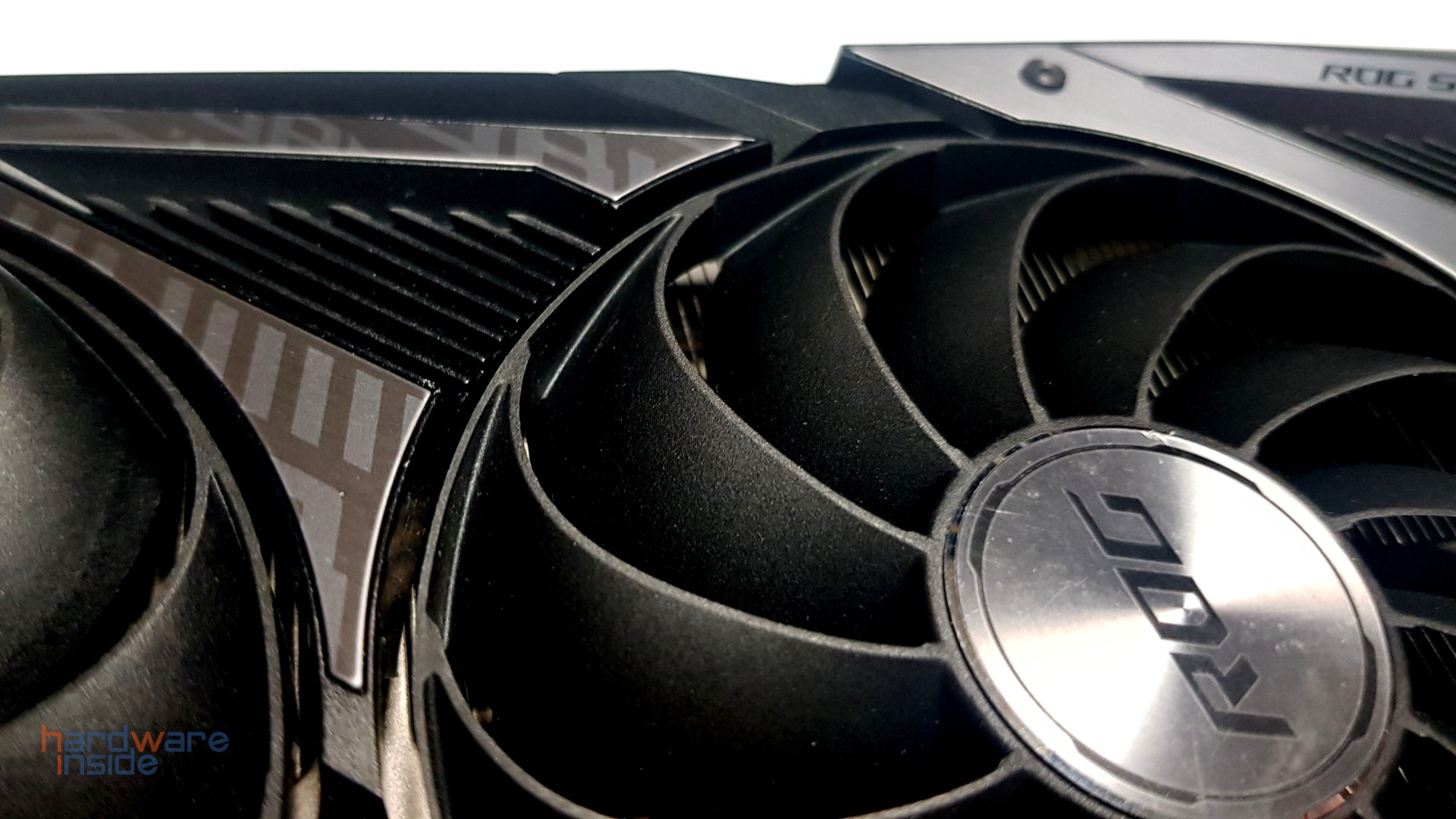 ASUS ROG STRIX RX 6700 XT 012G Gaming - 5.jpg