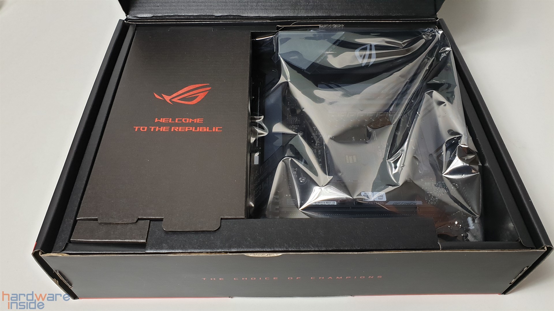 ASUS ROG STRIX X570-E Gaming Inhalt.jpg