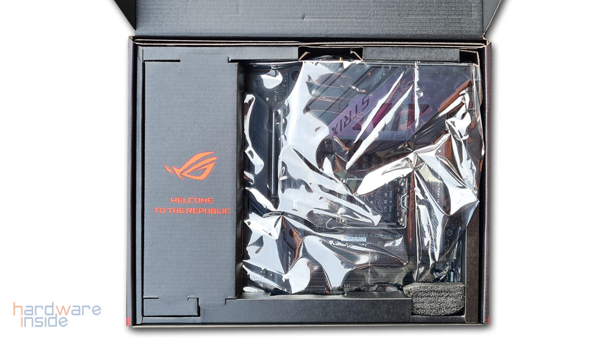 asus rog strix z790-e gaming wifi_3.jpg