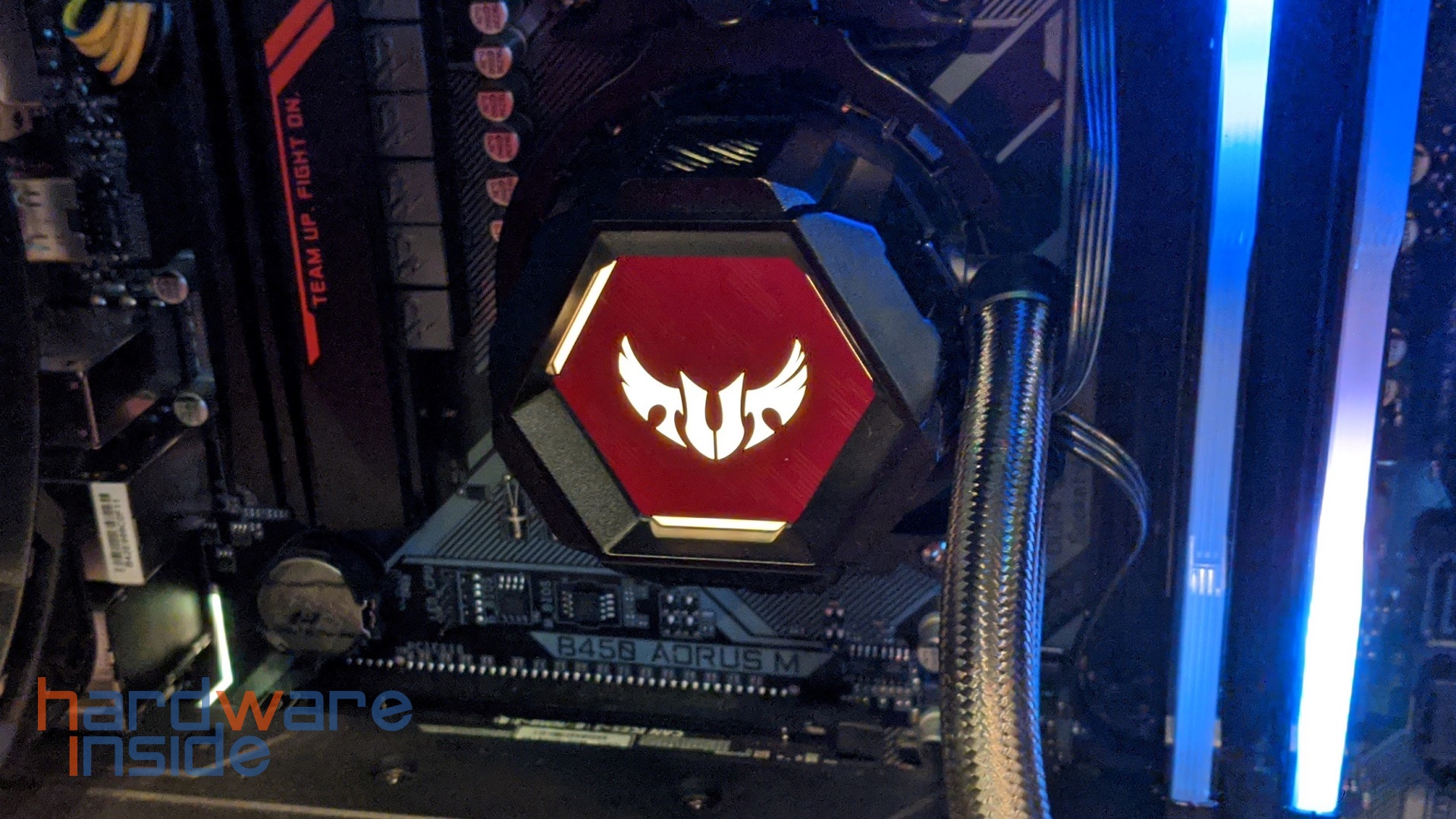 asus_tuf_gaming_lc_ 240_rgb_kuehler_montiert_on.jpg