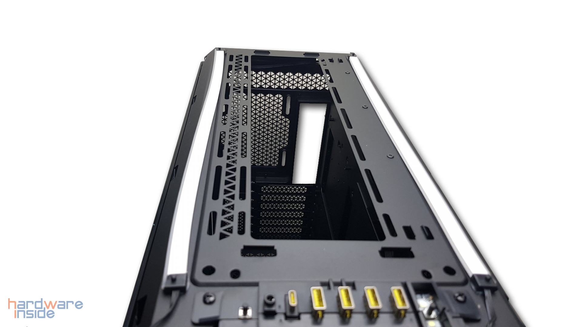 CORSAIR iCUE 5000T - 25.jpg