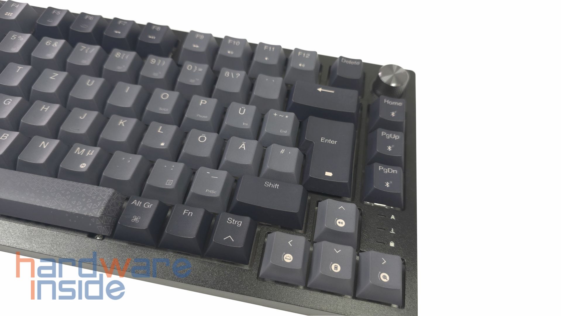 corsair-k65-plus-wireless-rechte-seite-nahaufnahme.jpg