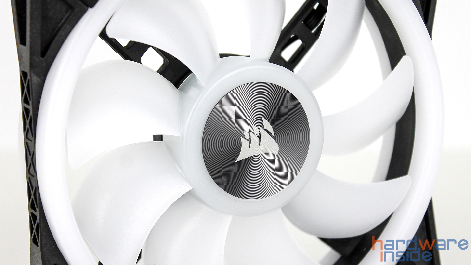 Corsair_QL120_Center.jpg
