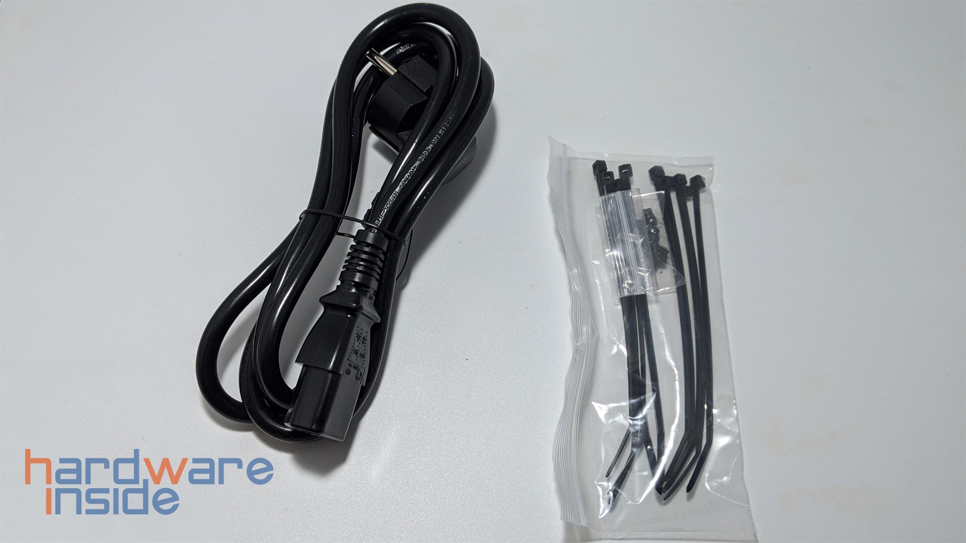 corsair_rm850x_inhalt (5).jpg