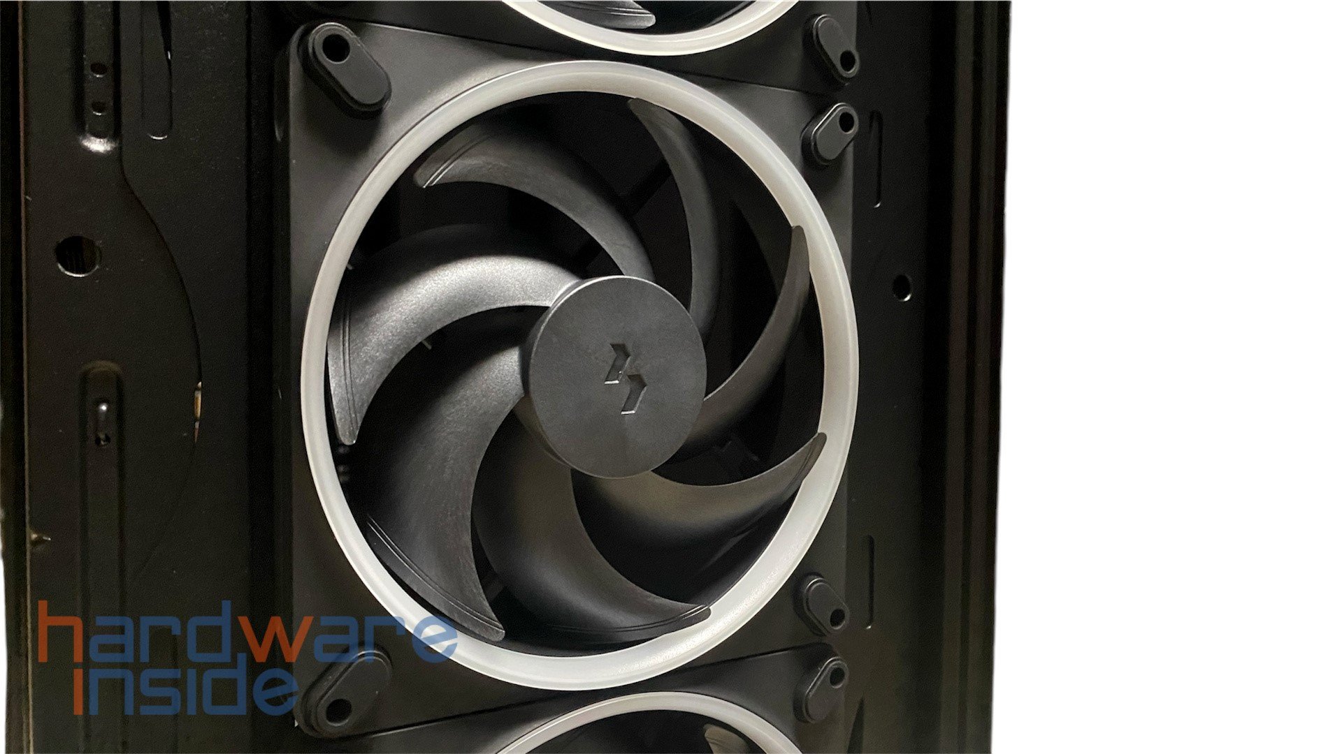 Fractal Meshify 3 XL Momentum Lüfter vorne_23.jpg