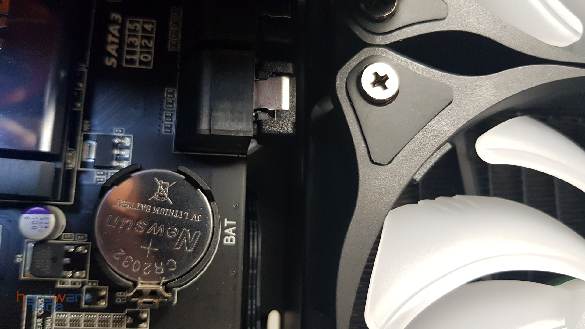 Inter-Tech C-701_Abstand_SATA-Stecker.jpg