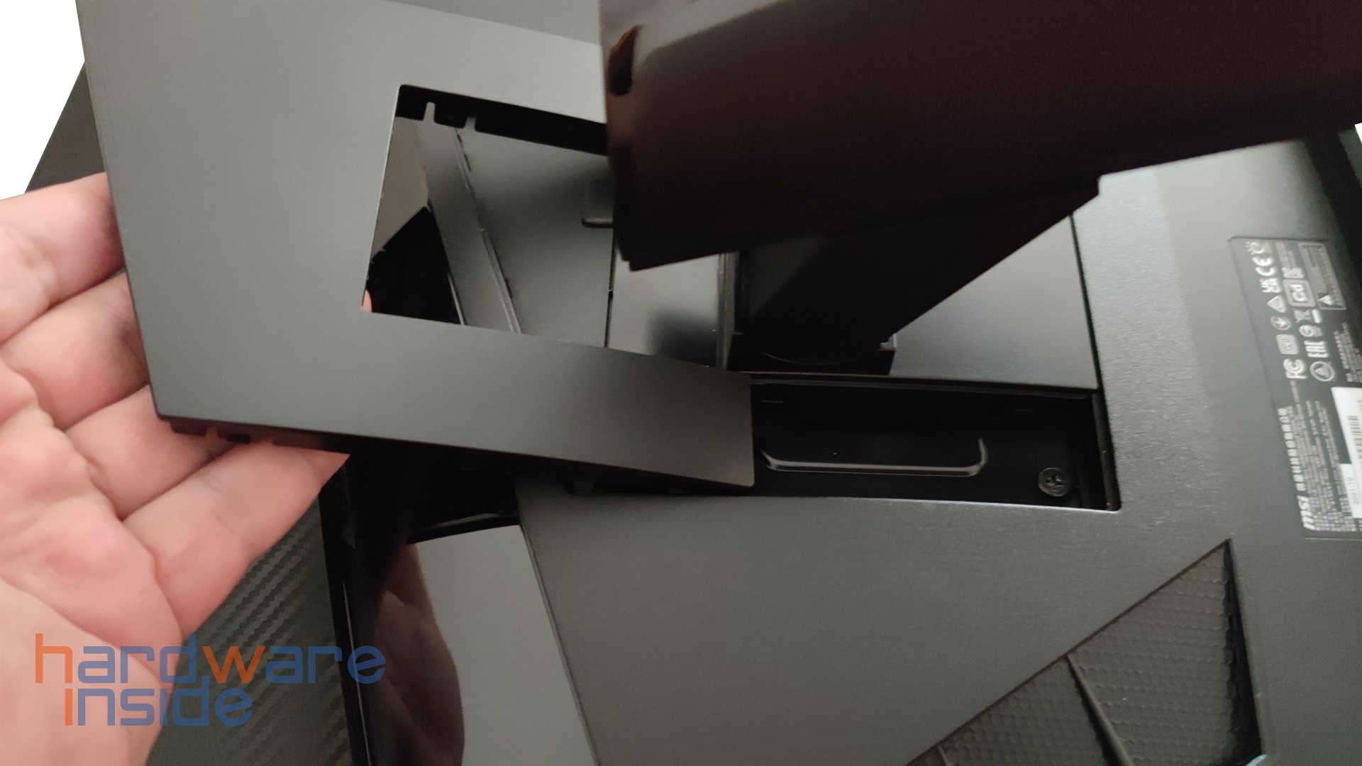 MSI ARTYMIS 273CQRX-QD - 11.jpg