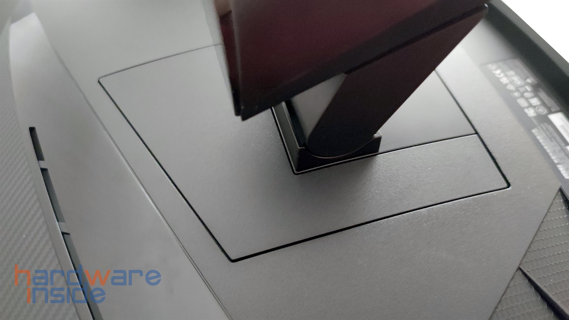 MSI ARTYMIS 273CQRX-QD - 12.jpg