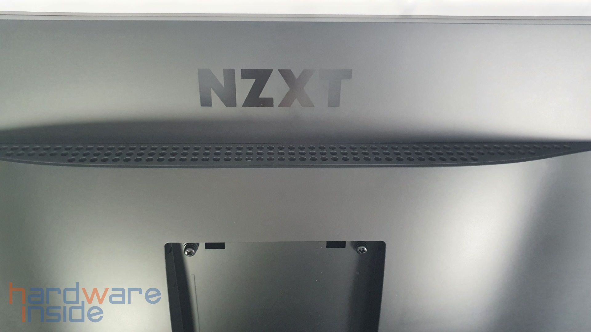 nzxt-canvas-27q-back-logo.jpg
