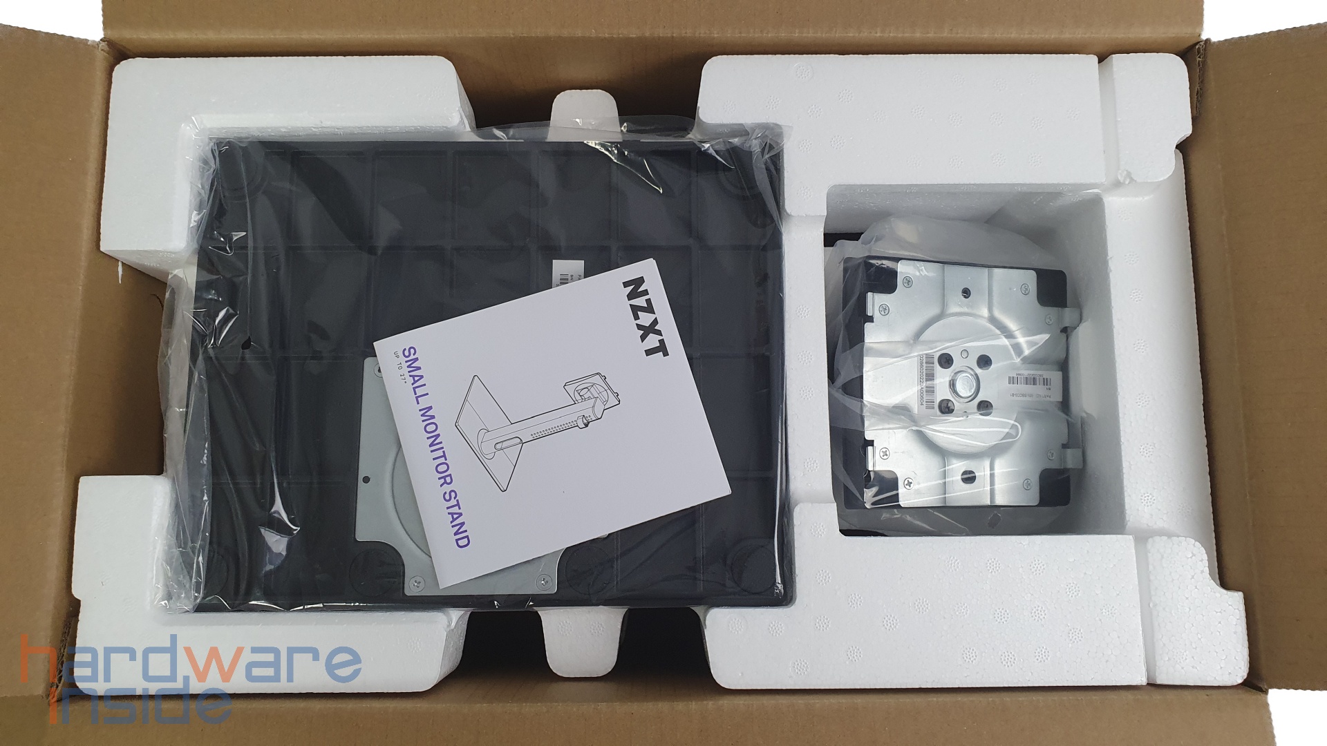 nzxt-canvas-27q-small-monitor-stand-verpackung-innen.jpg