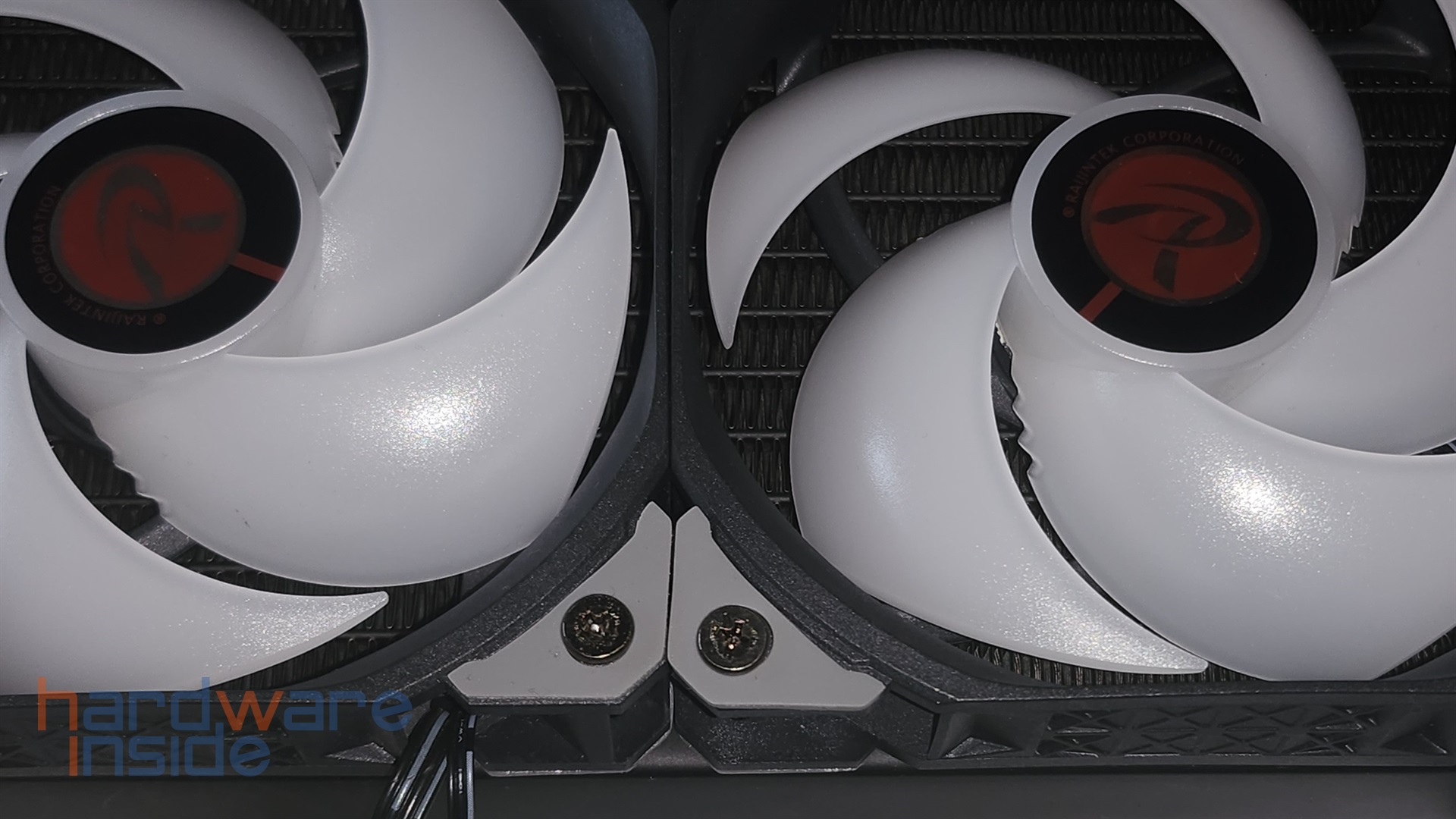 raijintek-ageras12-black-argb-2-montage (1).jpg