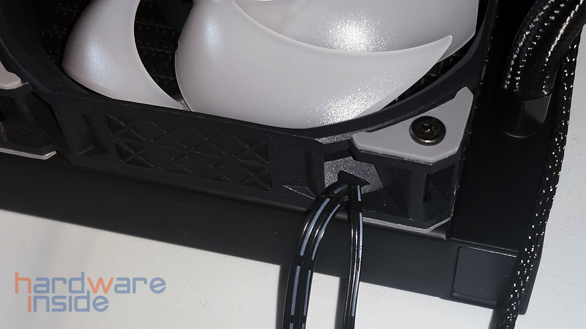 raijintek-ageras12-black-argb-2-montage (2).jpg