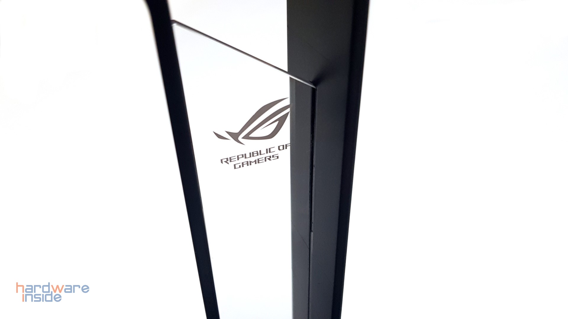 ROG THRONE QI - 10.jpg