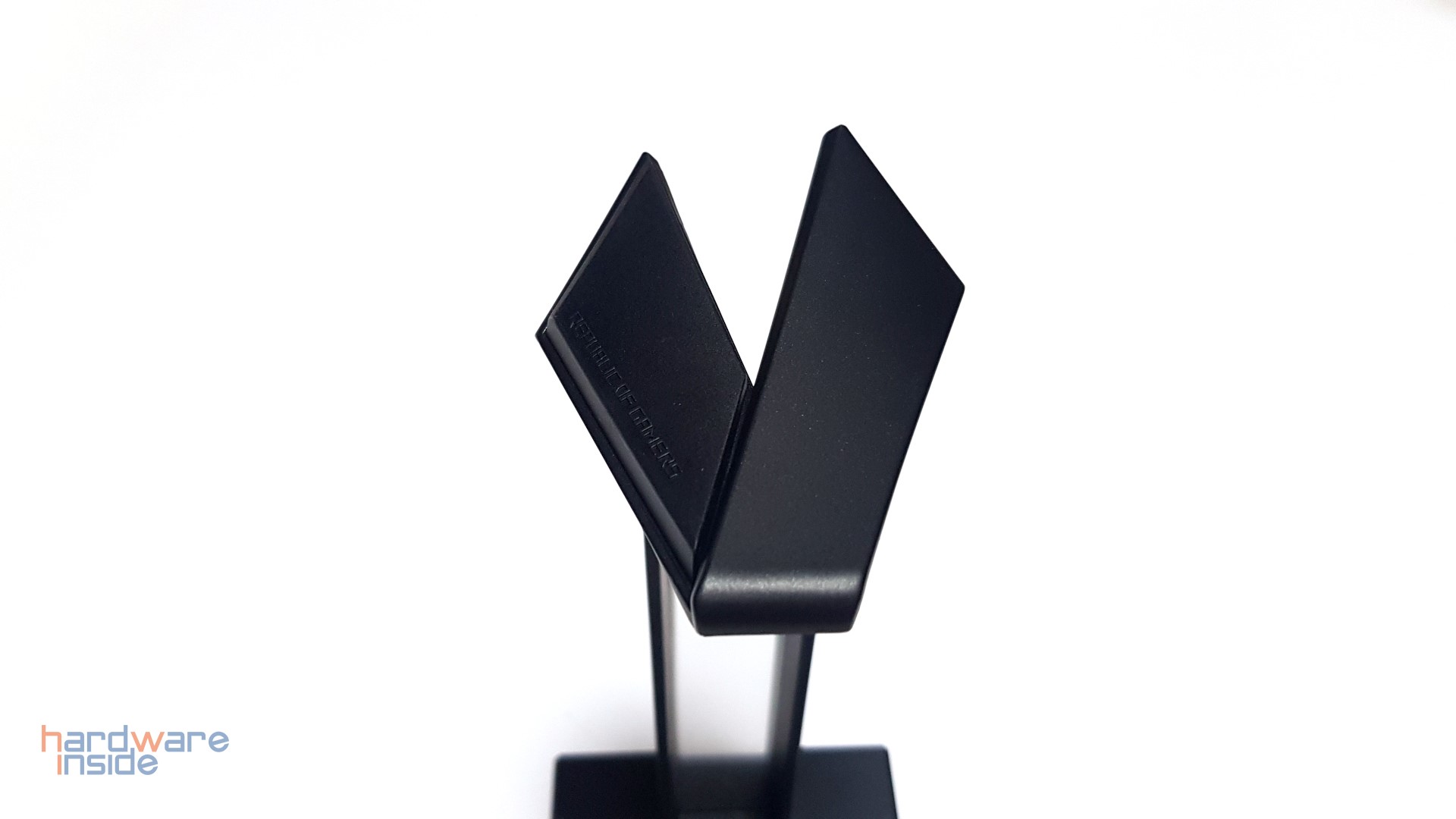 ROG THRONE QI - 12.jpg