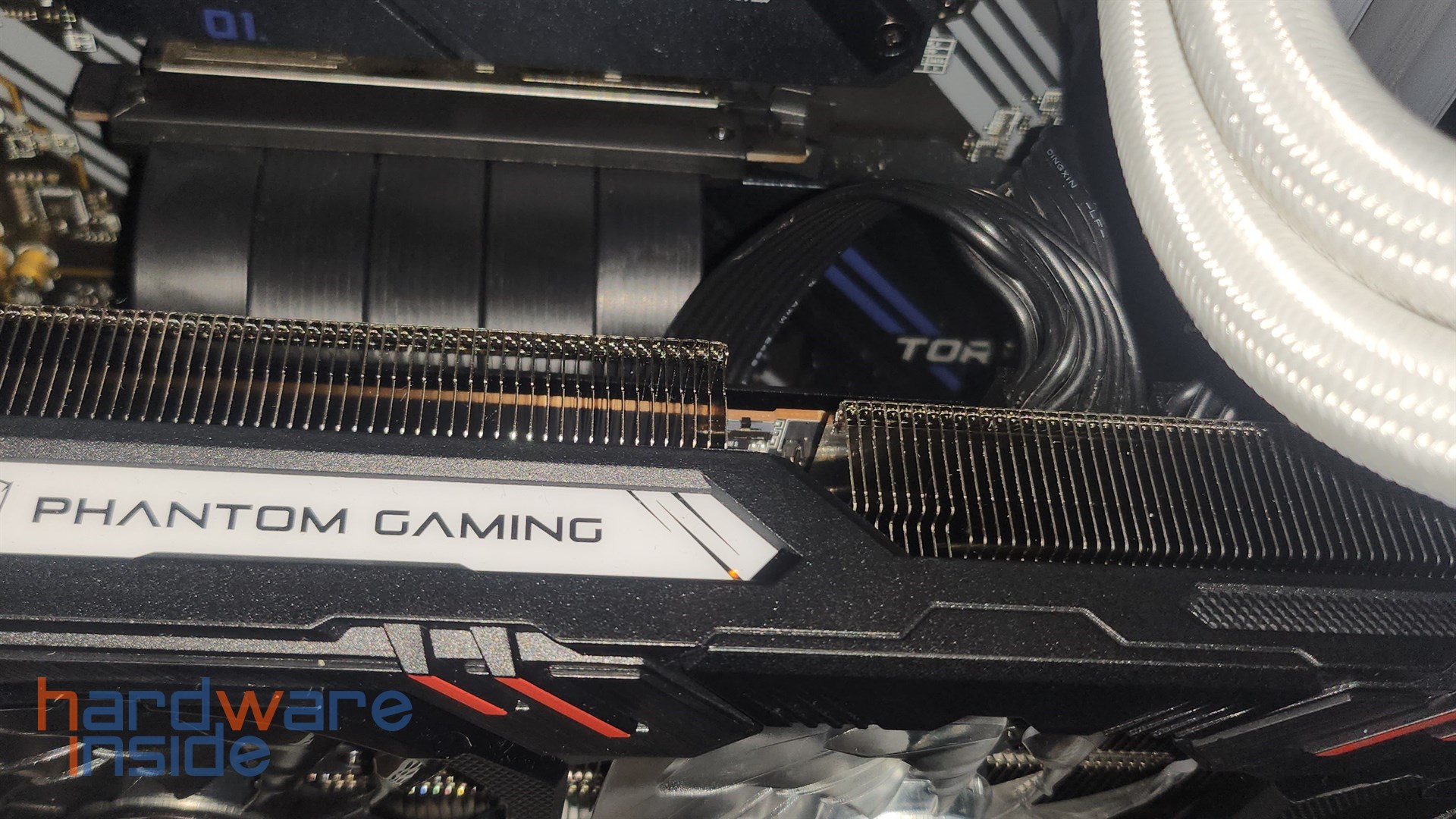 sharkoon-rebel-c50-rgb-gpu-montage (1).jpg