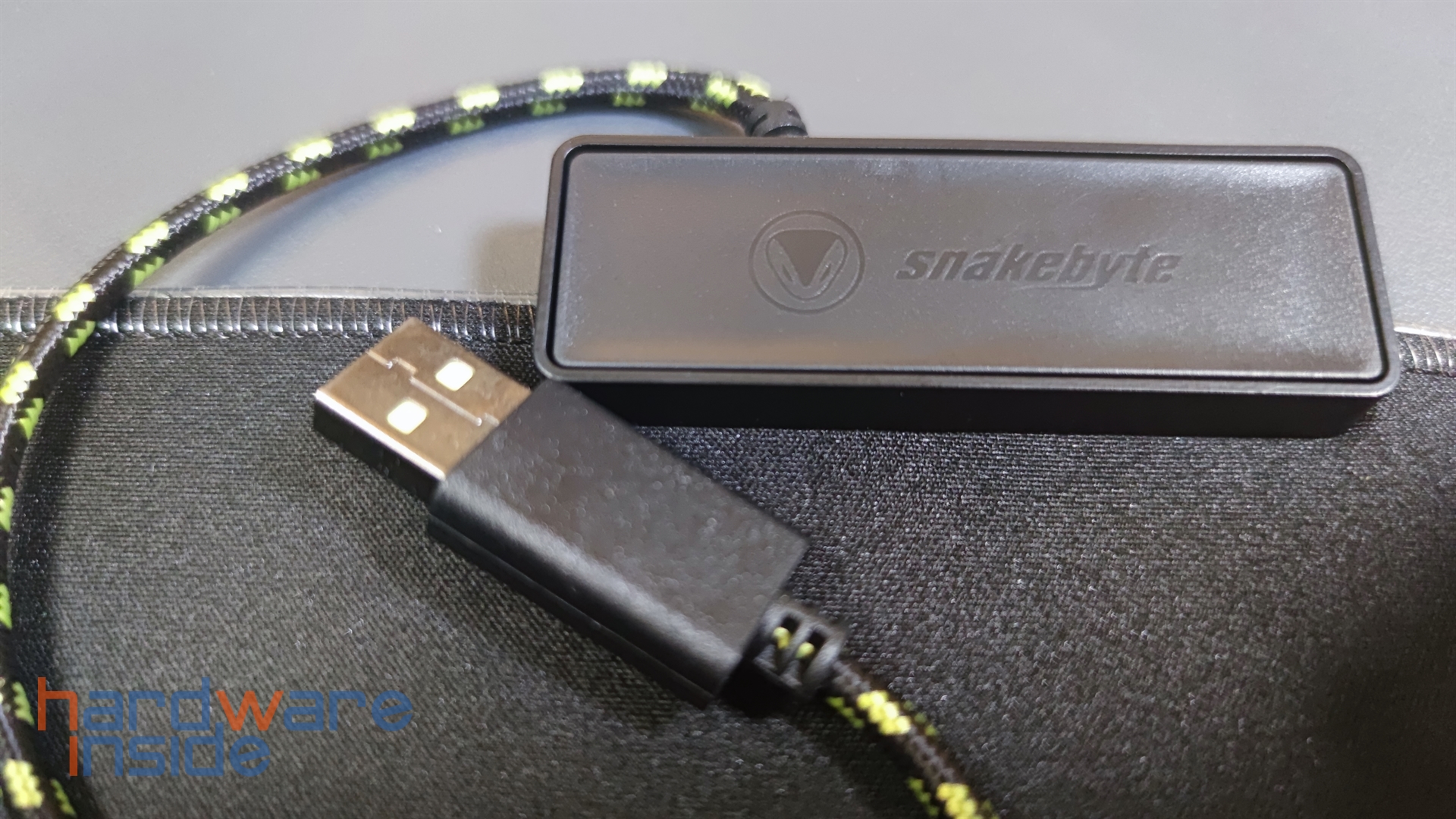 snakebyte-mousepad-ultra-rgb-xl-kabelschalter.jpg