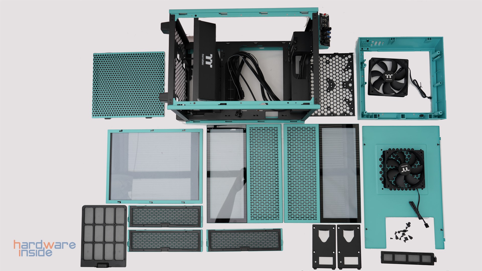 thermaltake-the-tower-100-turquoise-mini-grosse-uebersicht.JPG