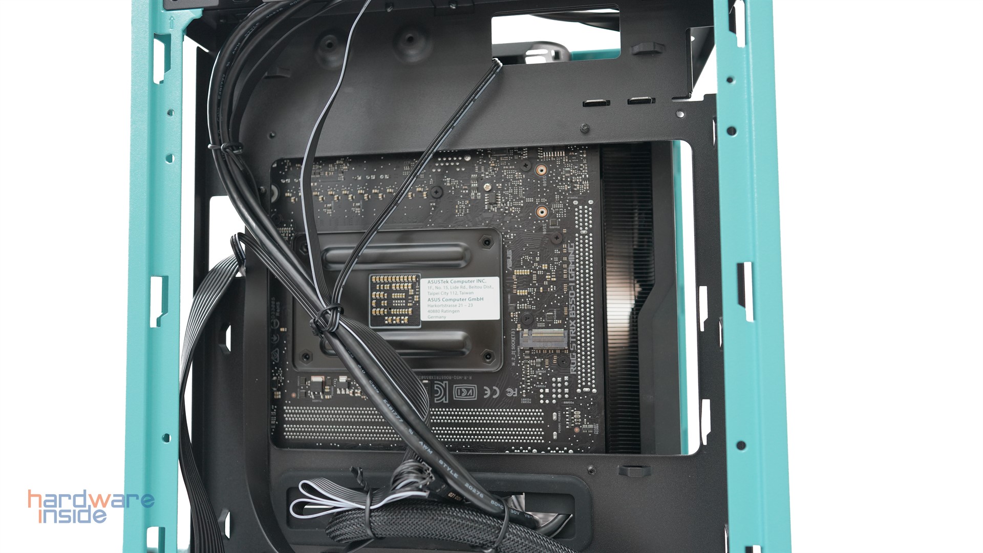 thermaltake-the-tower-100-turquoise-mini-kabelmanagement-hinten.JPG