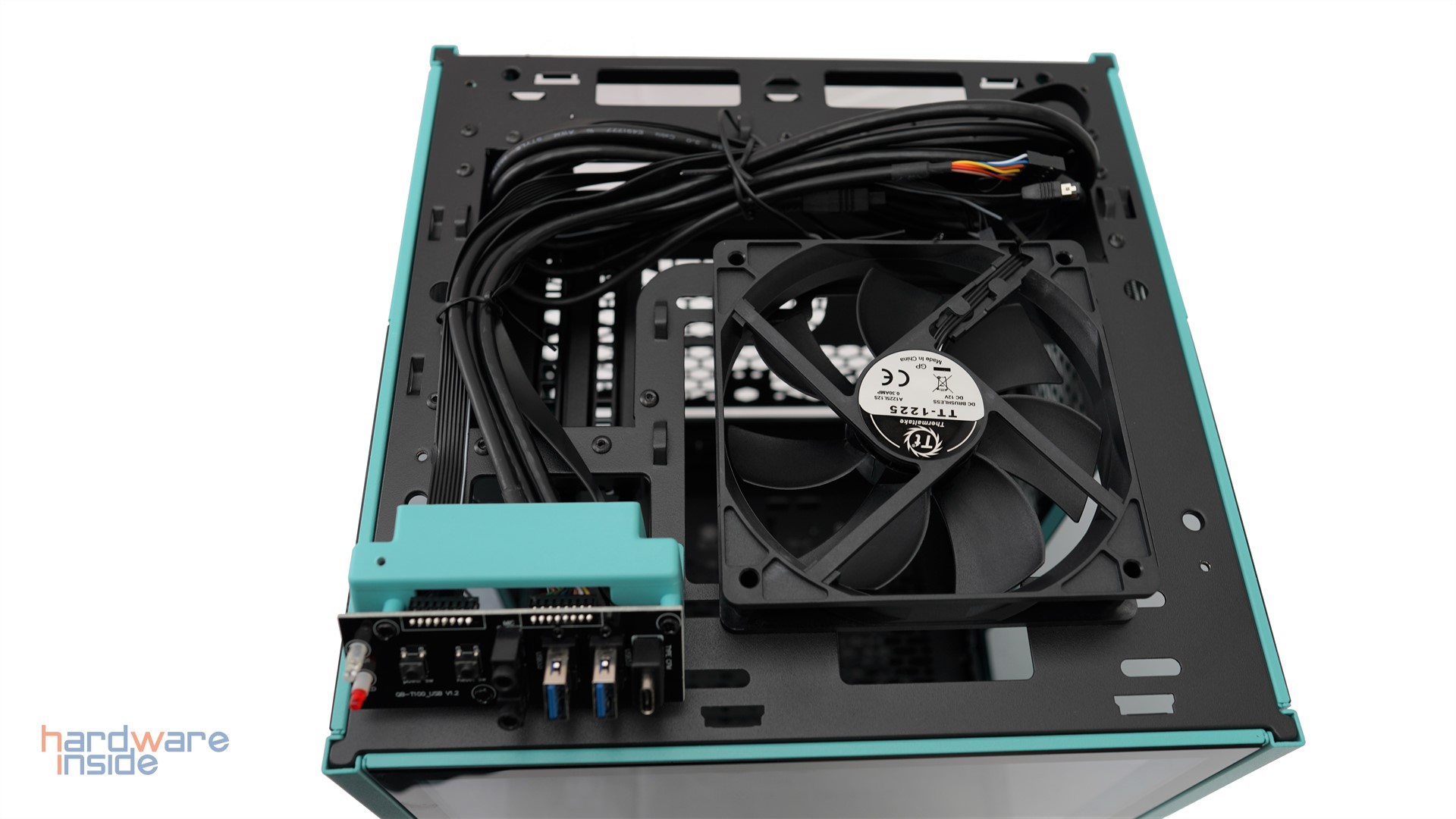 thermaltake-the-tower-100-turquoise-mini-oben-offen.JPG