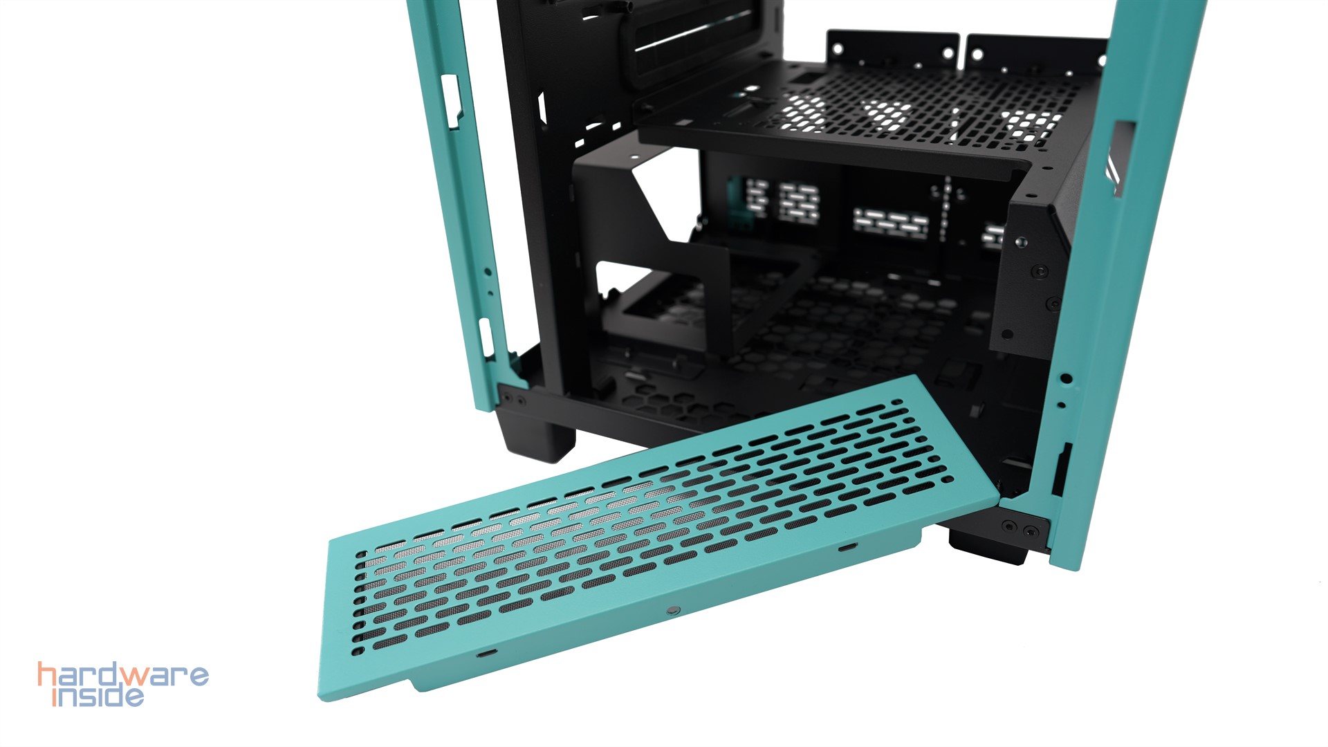 thermaltake-the-tower-100-turquoise-mini-unten-demontiert.JPG