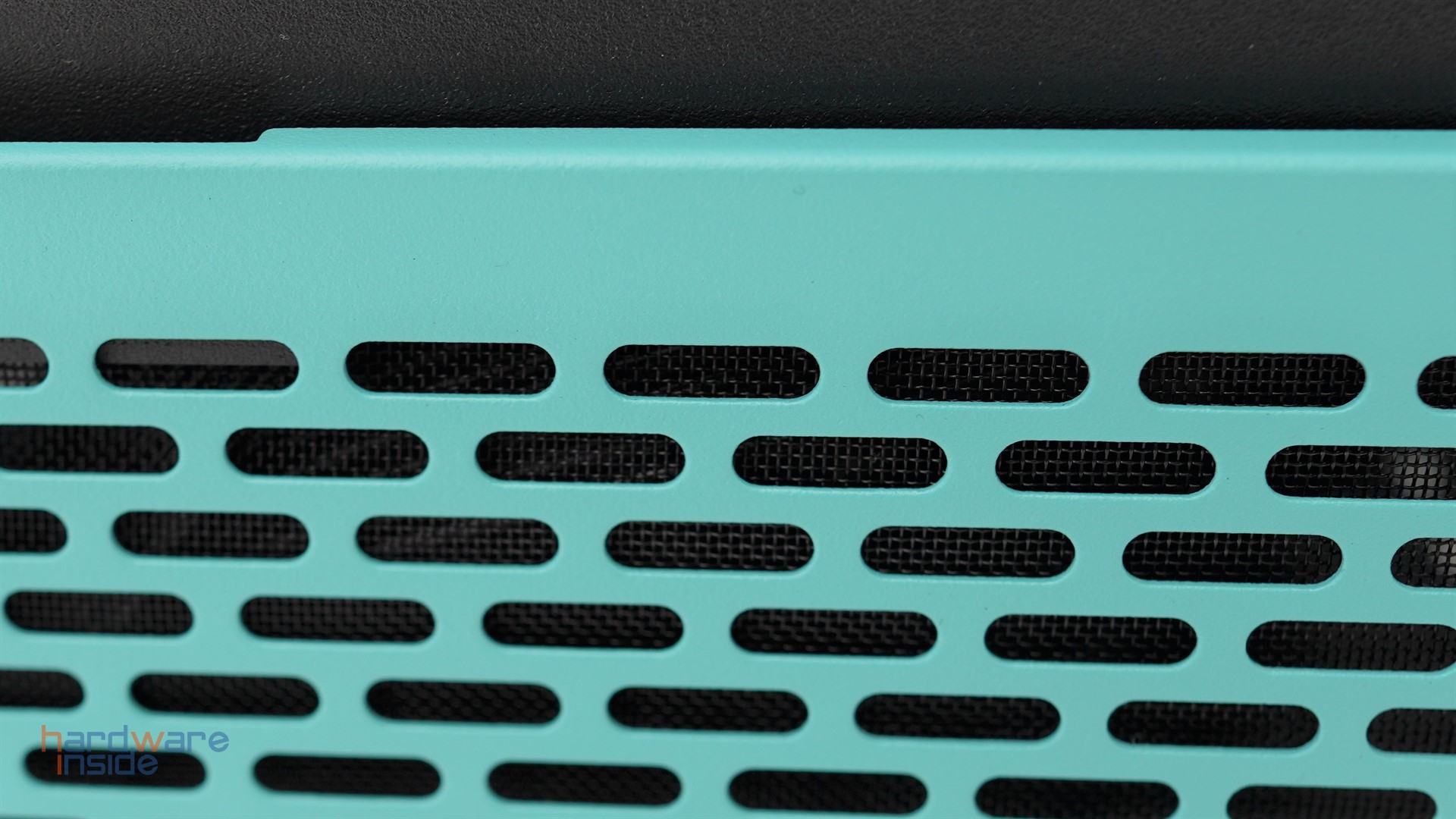 thermaltake-the-tower-100-turquoise-mini-vorne-blende.JPG