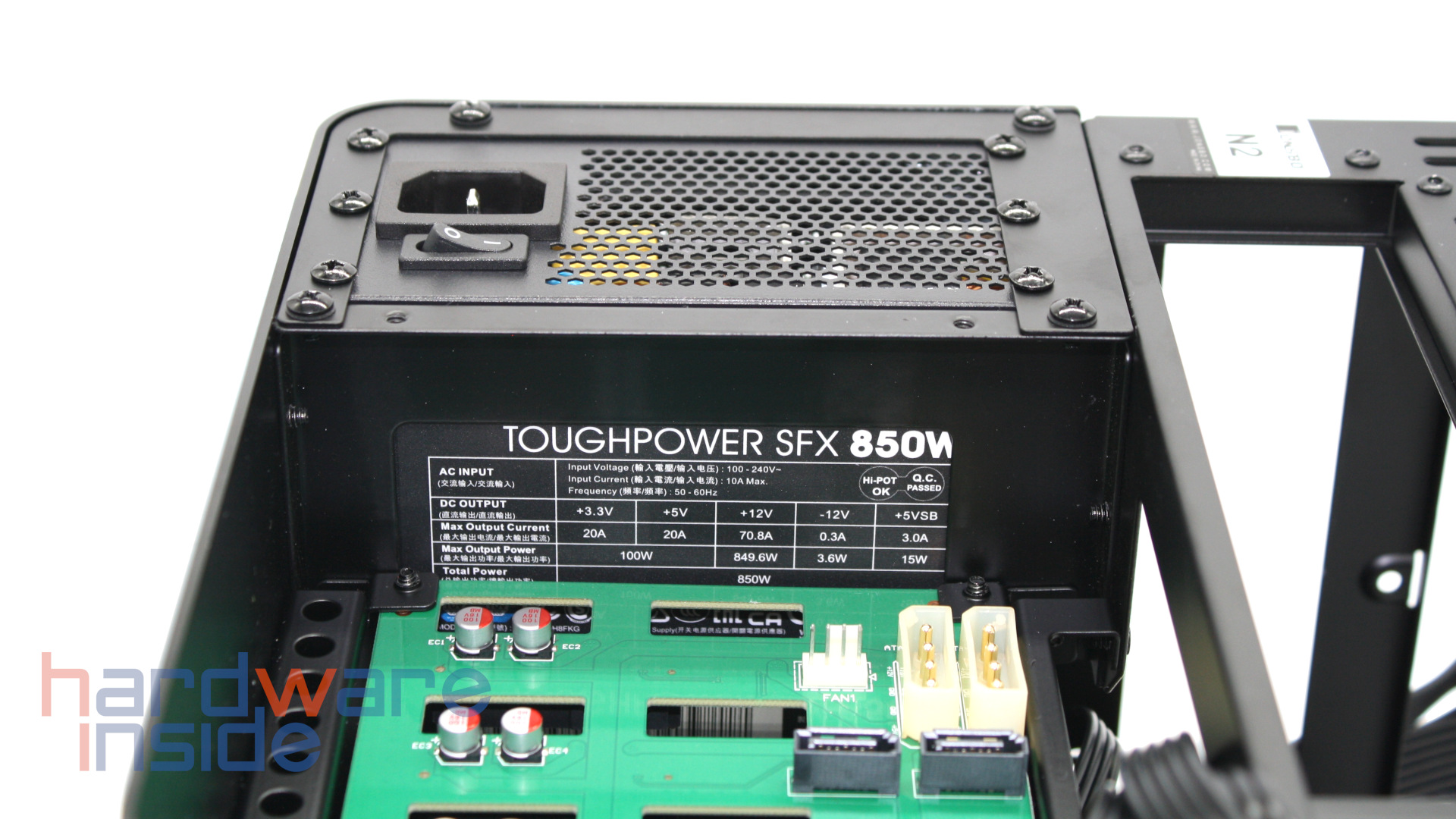thermaltake-toughpower-sfx-850w-gold-im-einsatz.jpg
