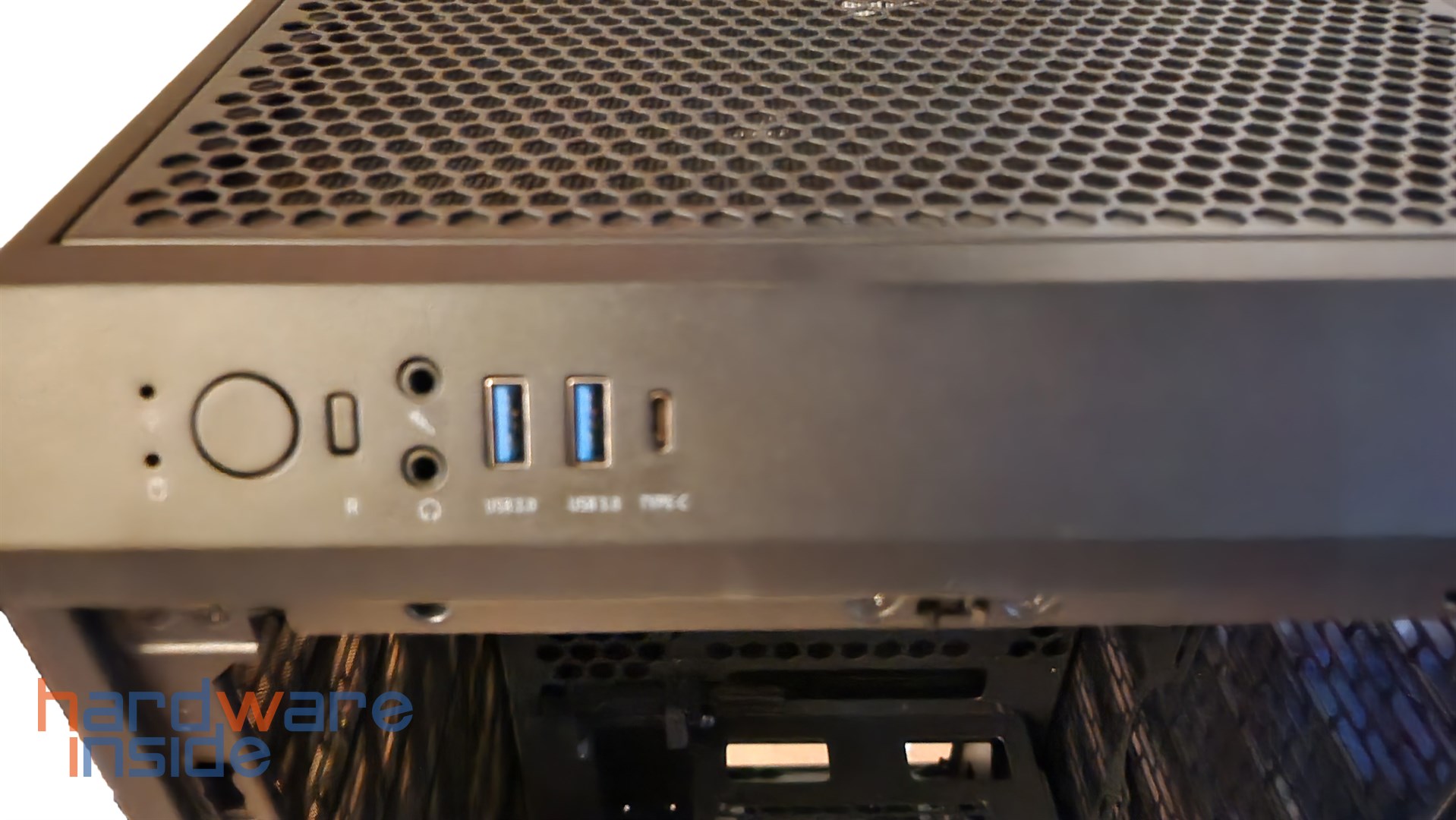 thermaltake-tower-200-details (1).jpg