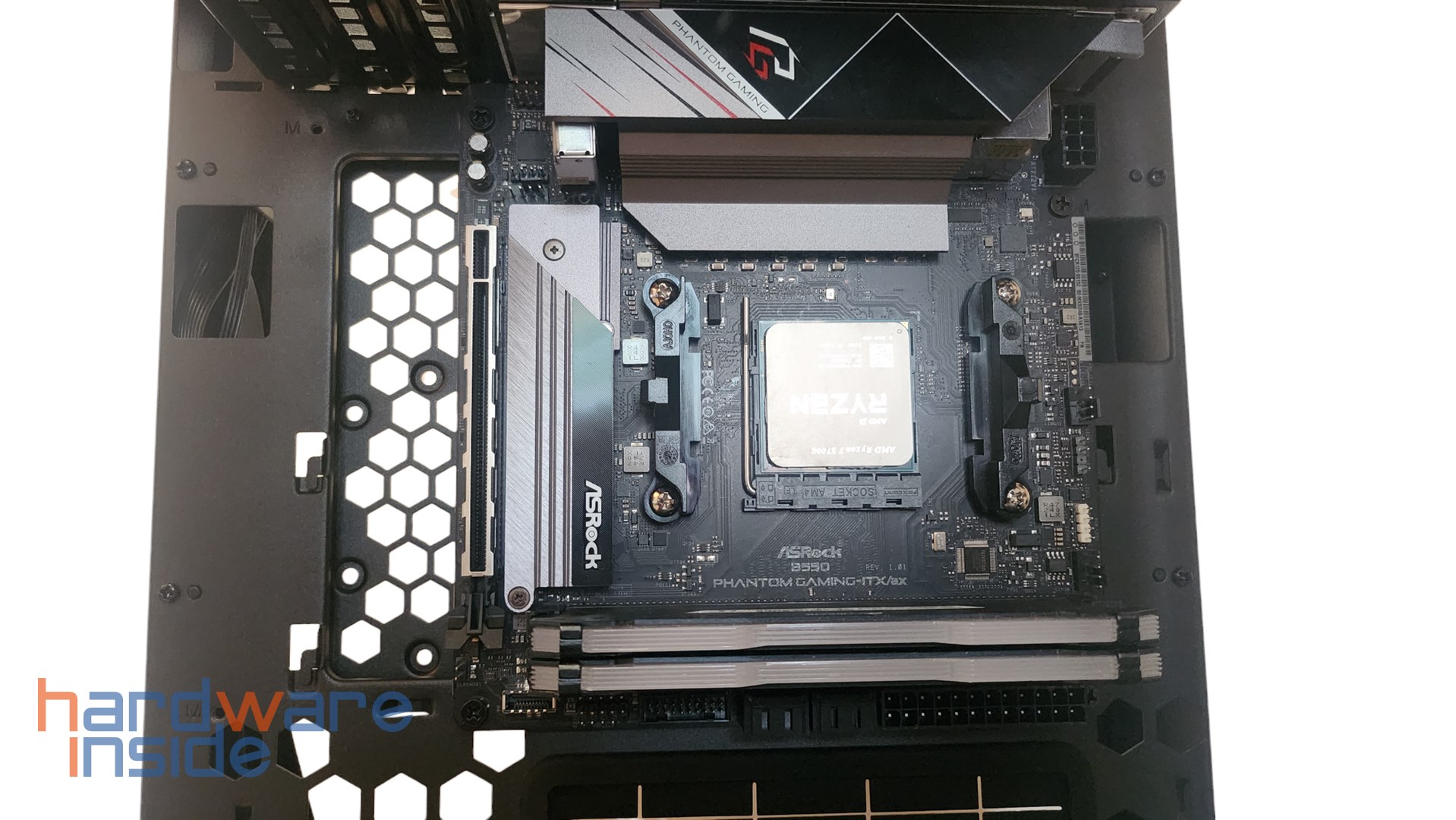 thermaltake-tower-200-mainboard-eingebaut.jpg