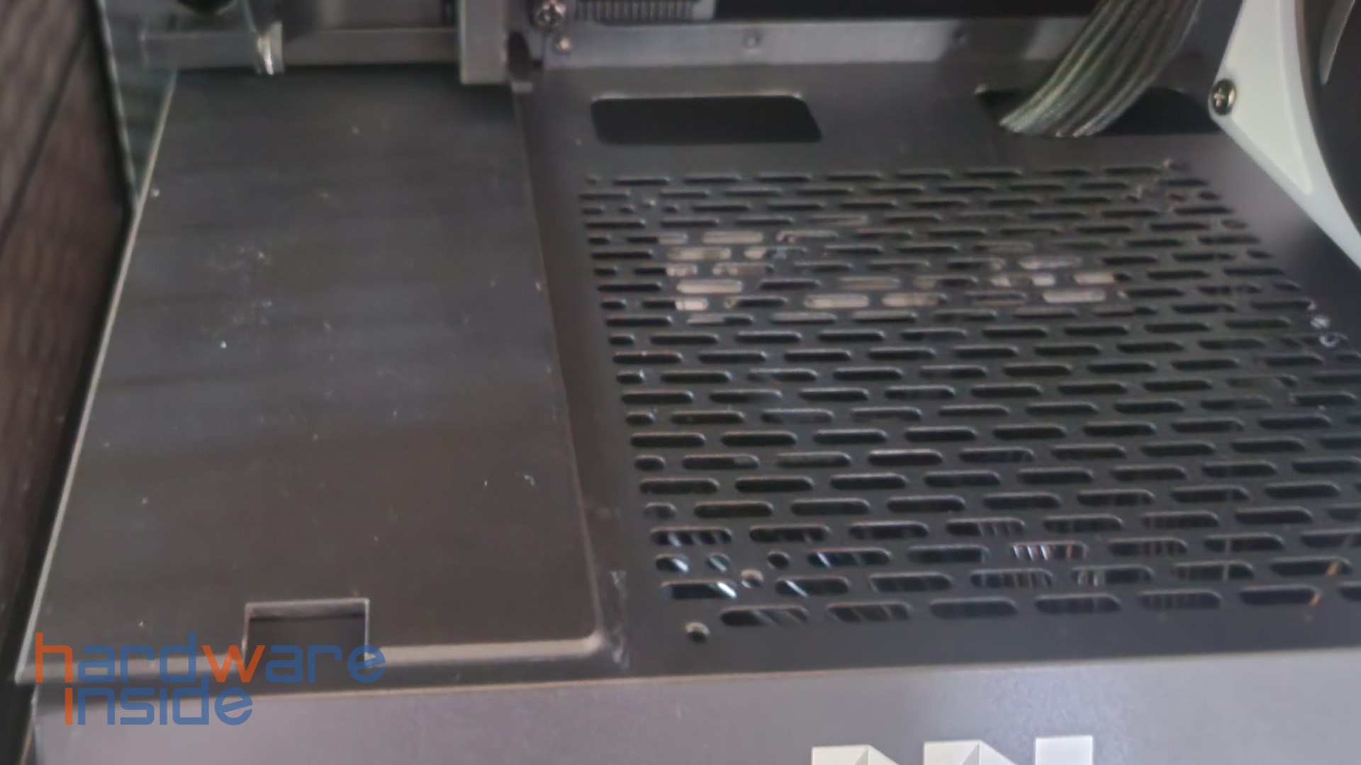 thermaltake-tower-200-netzteilabdeckung (1).jpg