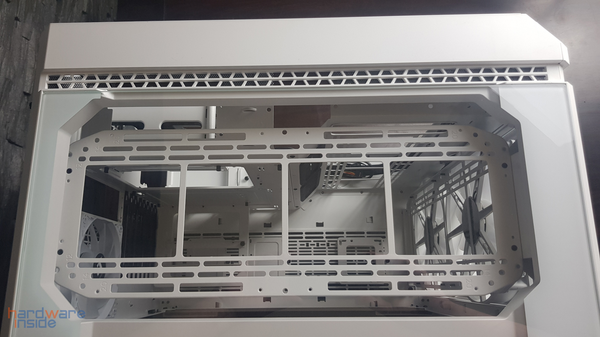 Thermaltake View 51 TG Snow ARGB Edition - 15.jpg