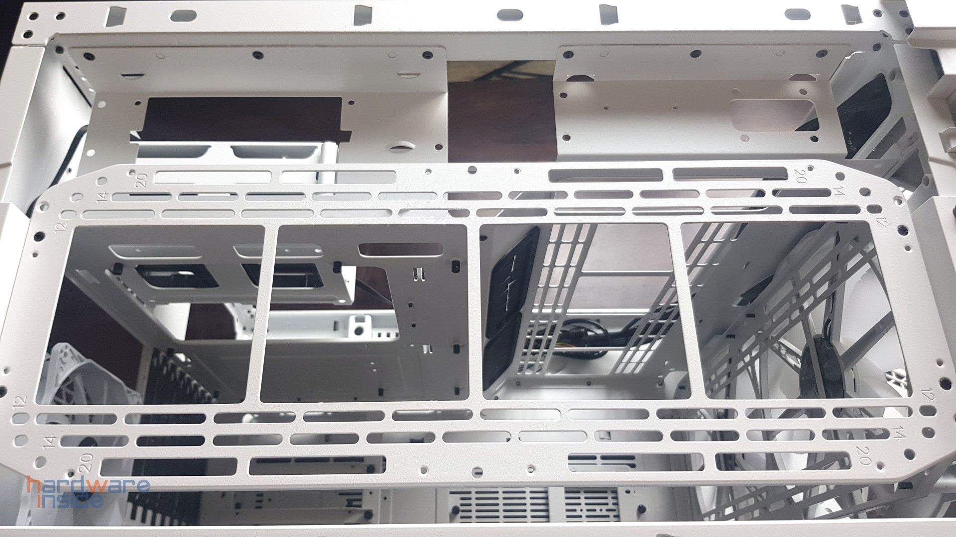 Thermaltake View 51 TG Snow ARGB Edition - 20.jpg