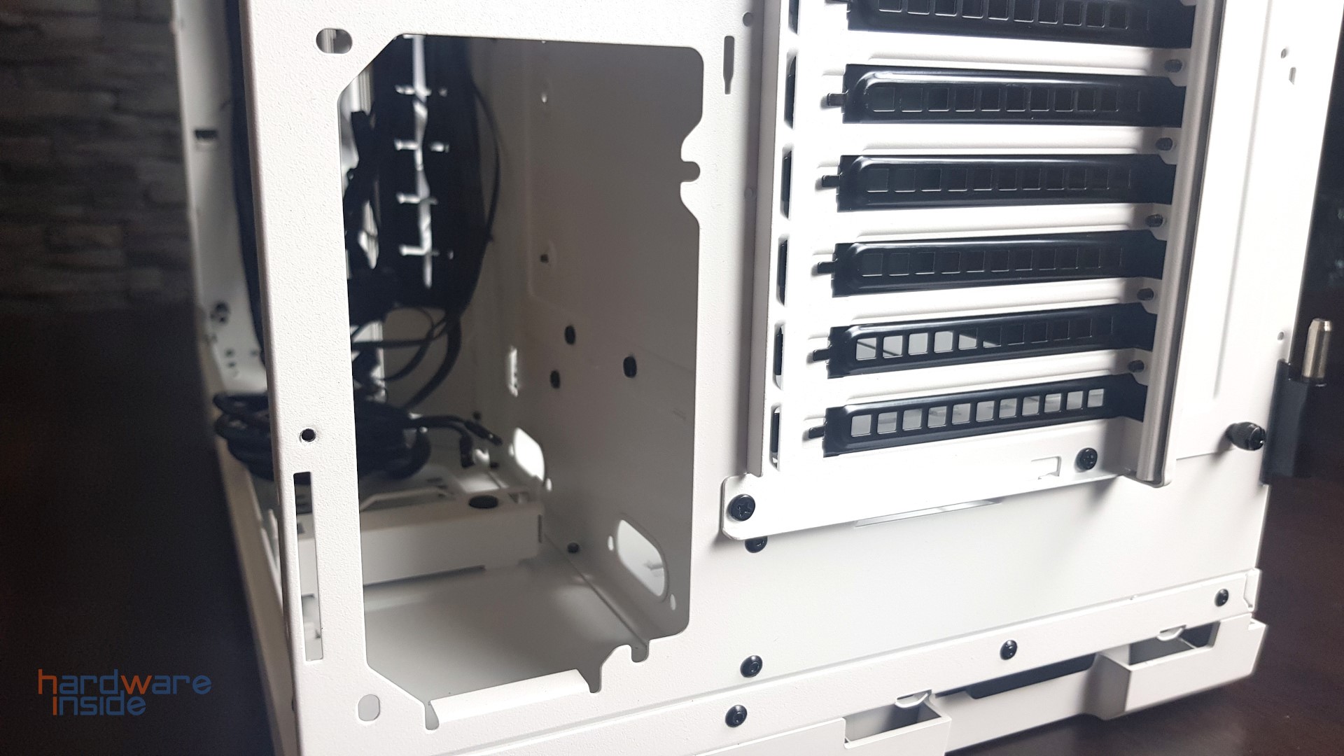 Thermaltake View 51 TG Snow ARGB Edition - 25.jpg