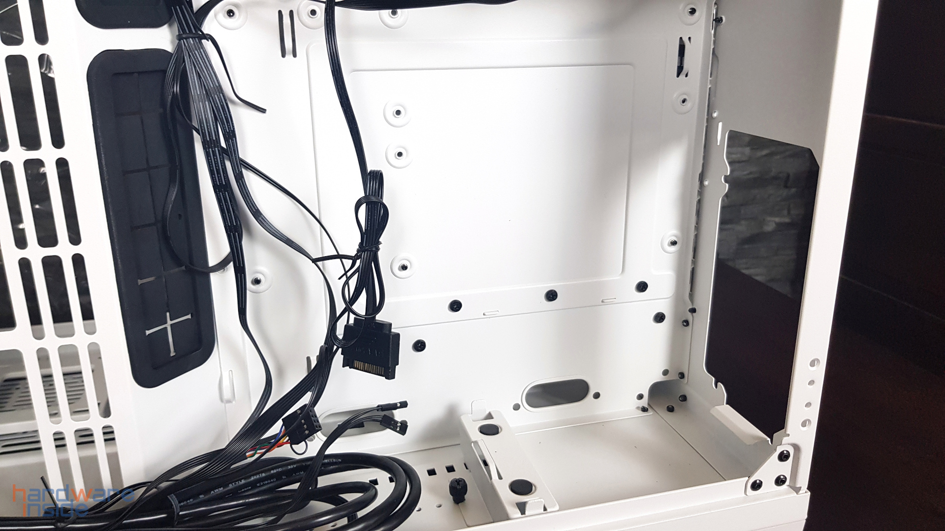 Thermaltake View 51 TG Snow ARGB Edition - 30.jpg