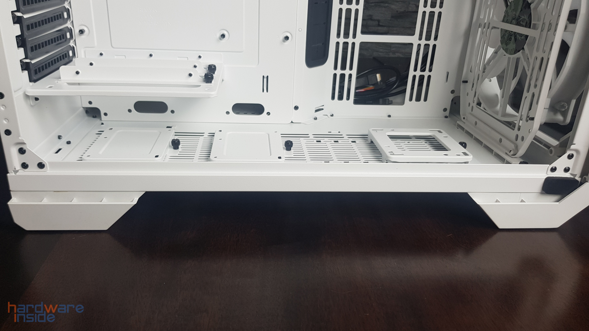 Thermaltake View 51 TG Snow ARGB Edition - 39.jpg