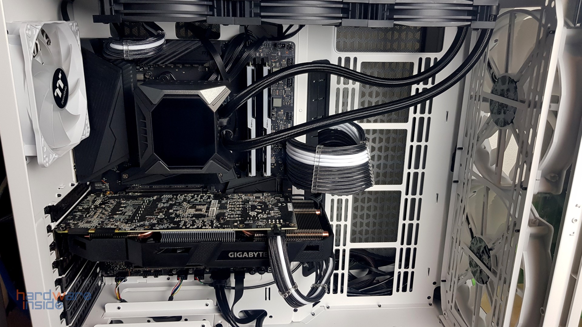 Thermaltake View 51 TG Snow ARGB Edition - 40.jpg