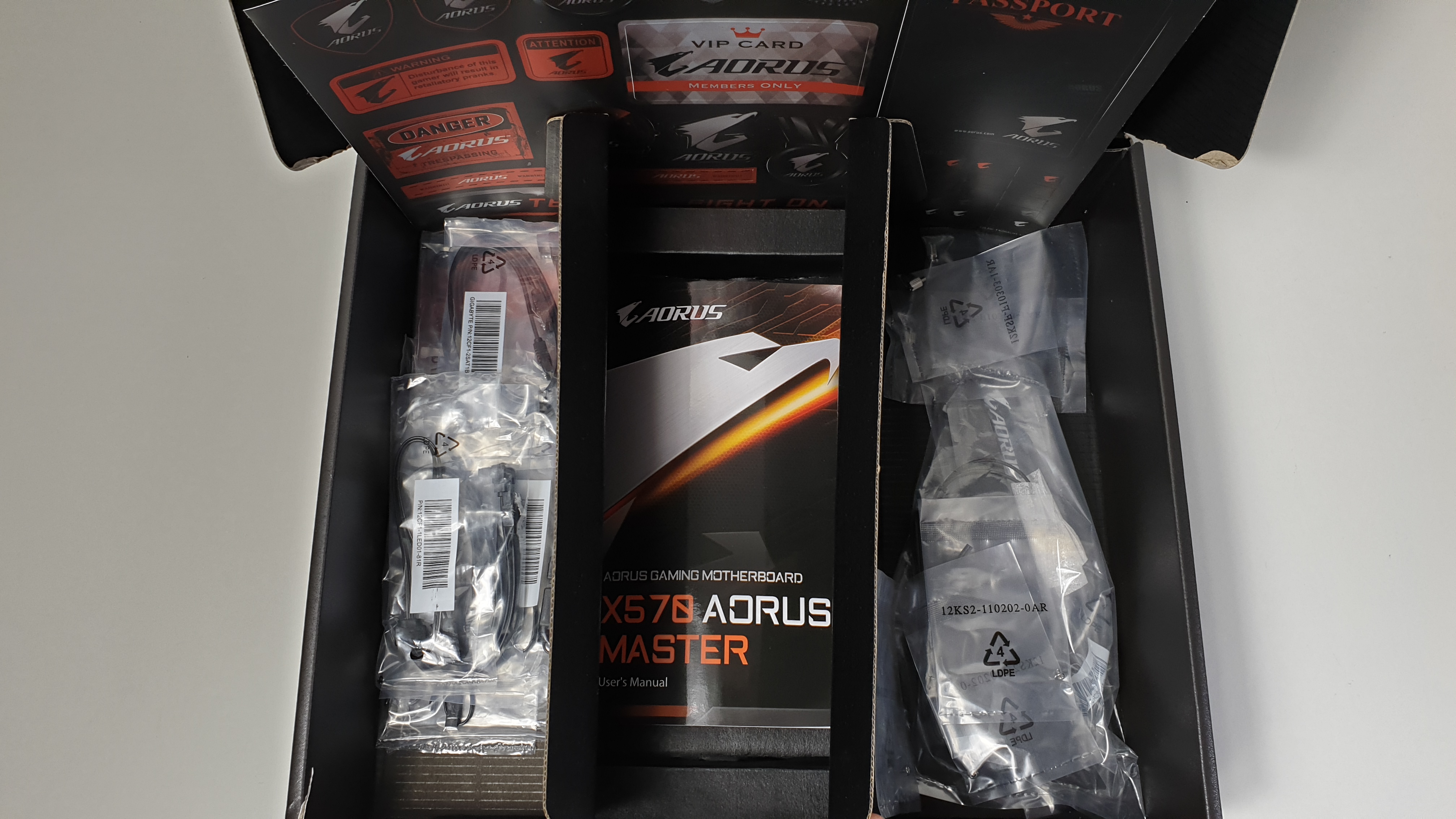 Zubehör GIGABYTE X570 AORUS MASTER.jpg